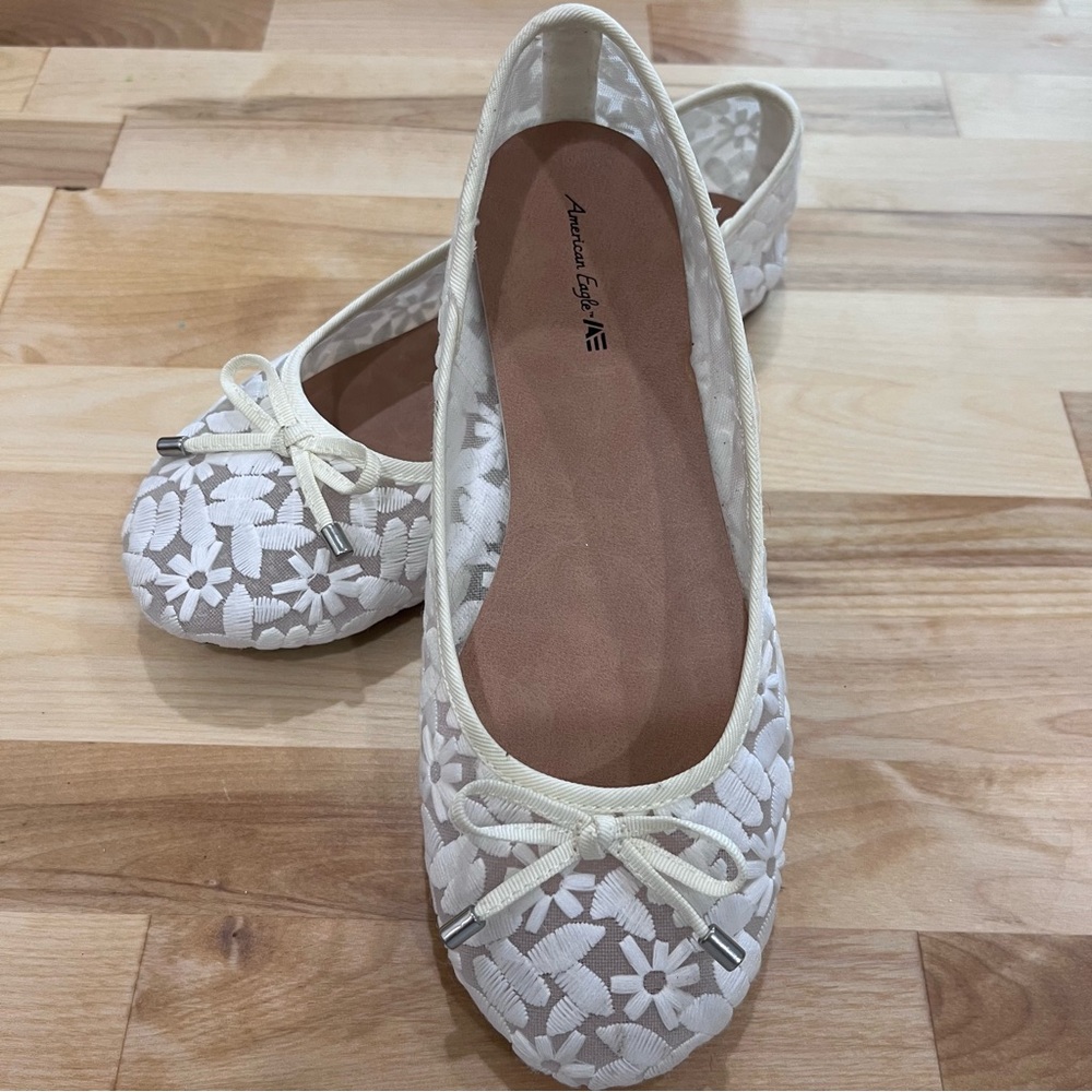 Big girls American Eagle transparent embroidered cream and white shoes